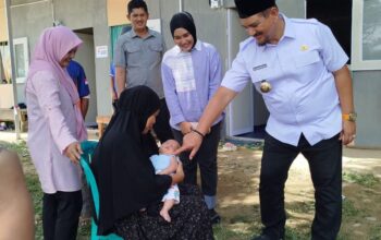 Didampingi Bupati Armia Kepala BNPB Melakukan Dialog Dengan Warga Untuk Memastikan Kebutuhan Dasar Mereka Terpenuhi