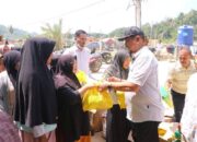 Bupati Aceh Tamiang Salurkan Bantuan Sembako kepada Masyarakat Kecamatan Sekerak