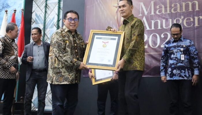 SEKDA NASIR RAIH ANUGERAH SMSI SEBAGAI TOKOH INSPIRATIF NASIONAL 2026*
